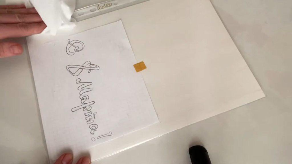 Com escriure en un pastís amb xocolata - pas 2