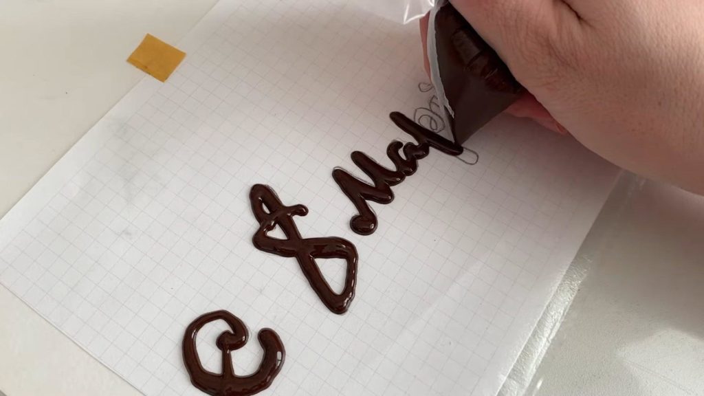 Com escriure en un pastís amb xocolata - pas 3