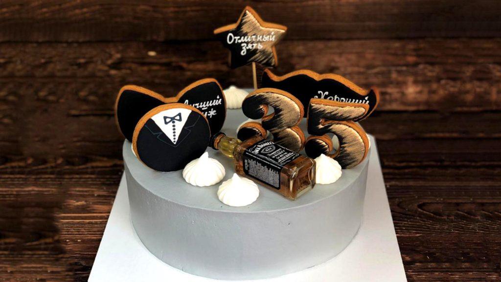 كيفية تزيين الكعكة ببسكويت الزنجبيل - مثال 1