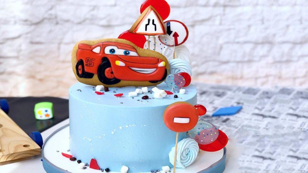 كيفية تزيين الكعكة ببسكويت الزنجبيل - مثال 5