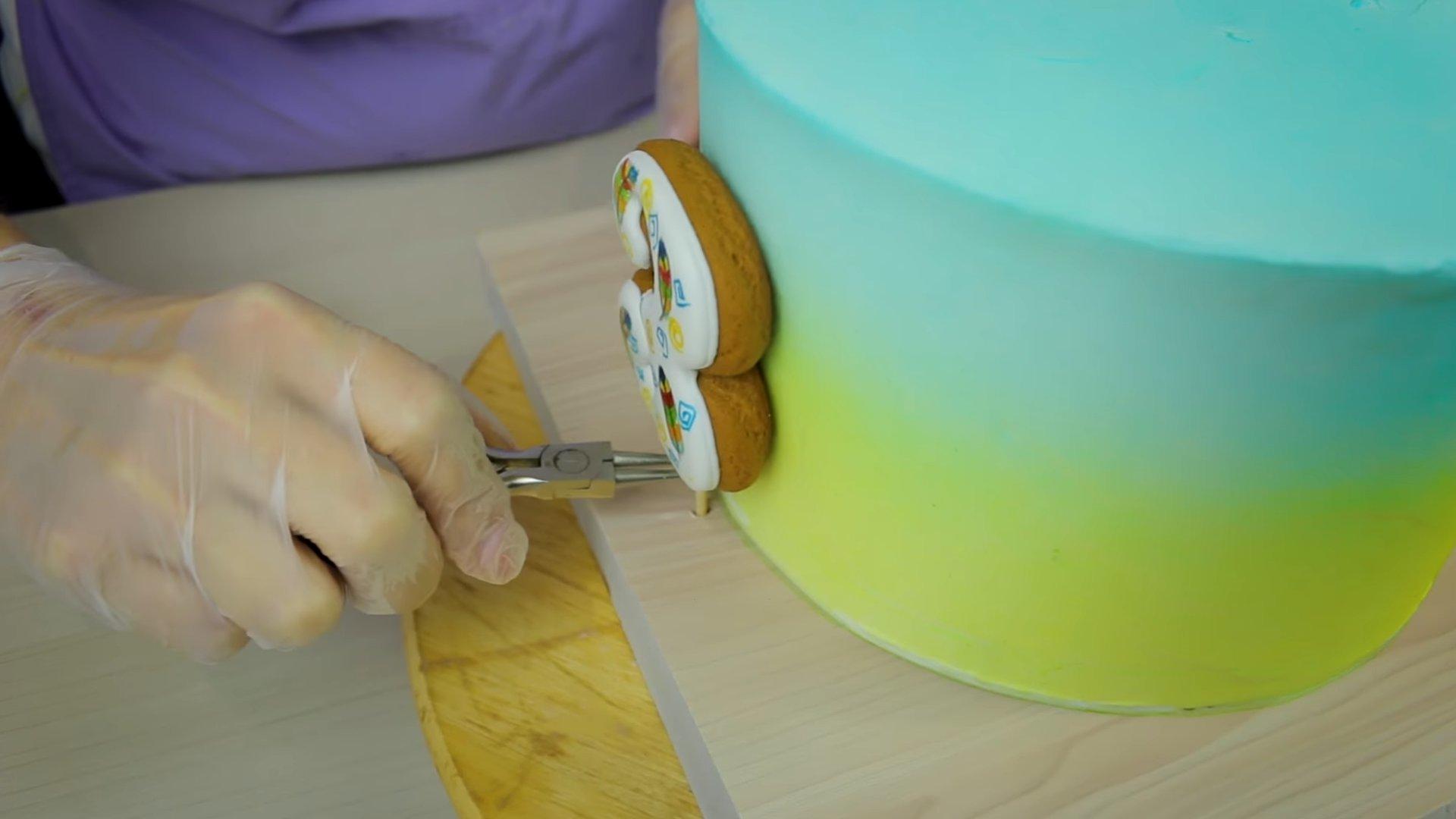 كيفية تثبيت بسكويت الزنجبيل على الكعكة - الصورة 2