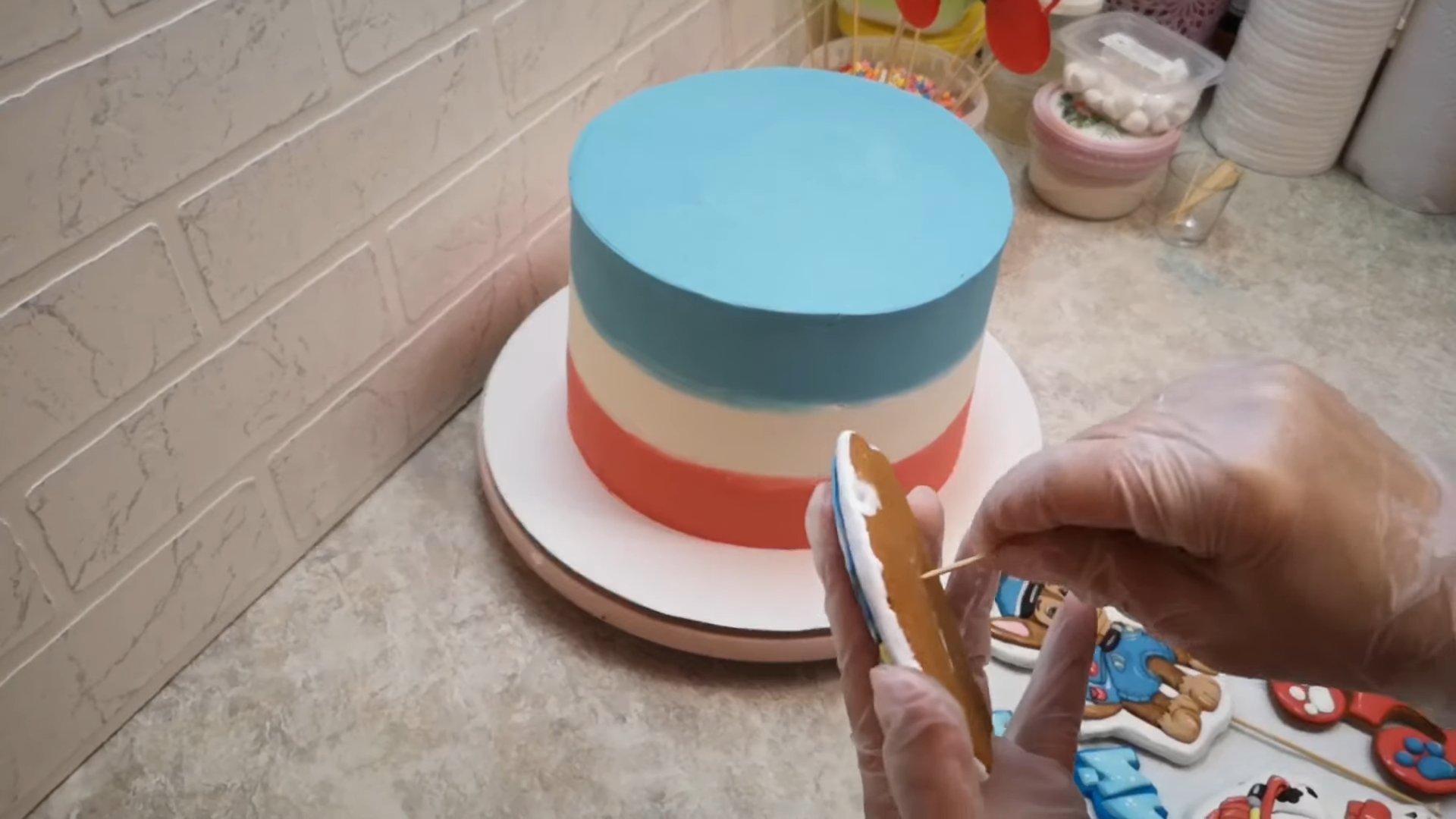 كيفية تثبيت بسكويت الزنجبيل على الكعكة - الصورة 4