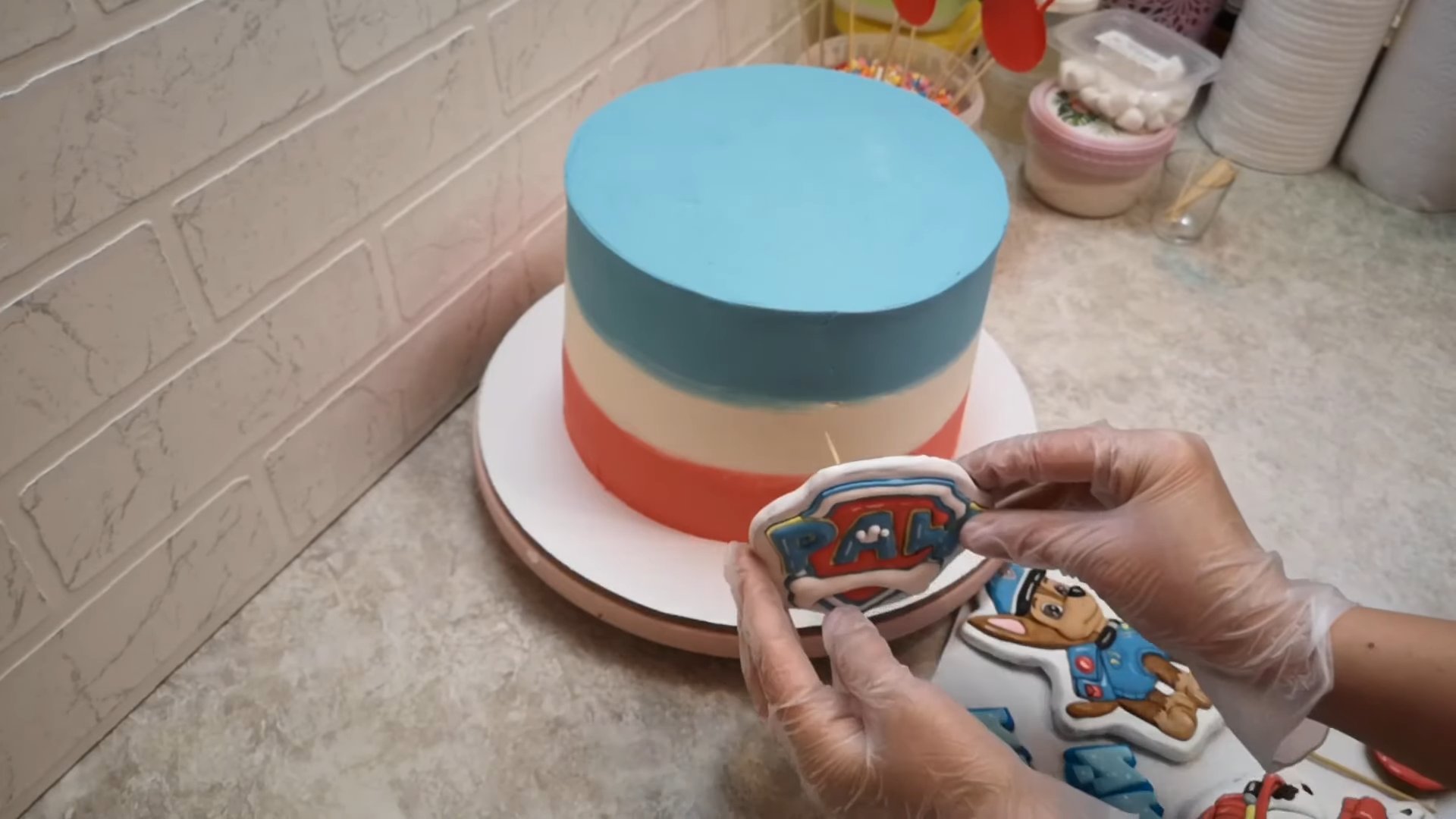 كيفية تثبيت بسكويت الزنجبيل على الكعكة - الصورة 5