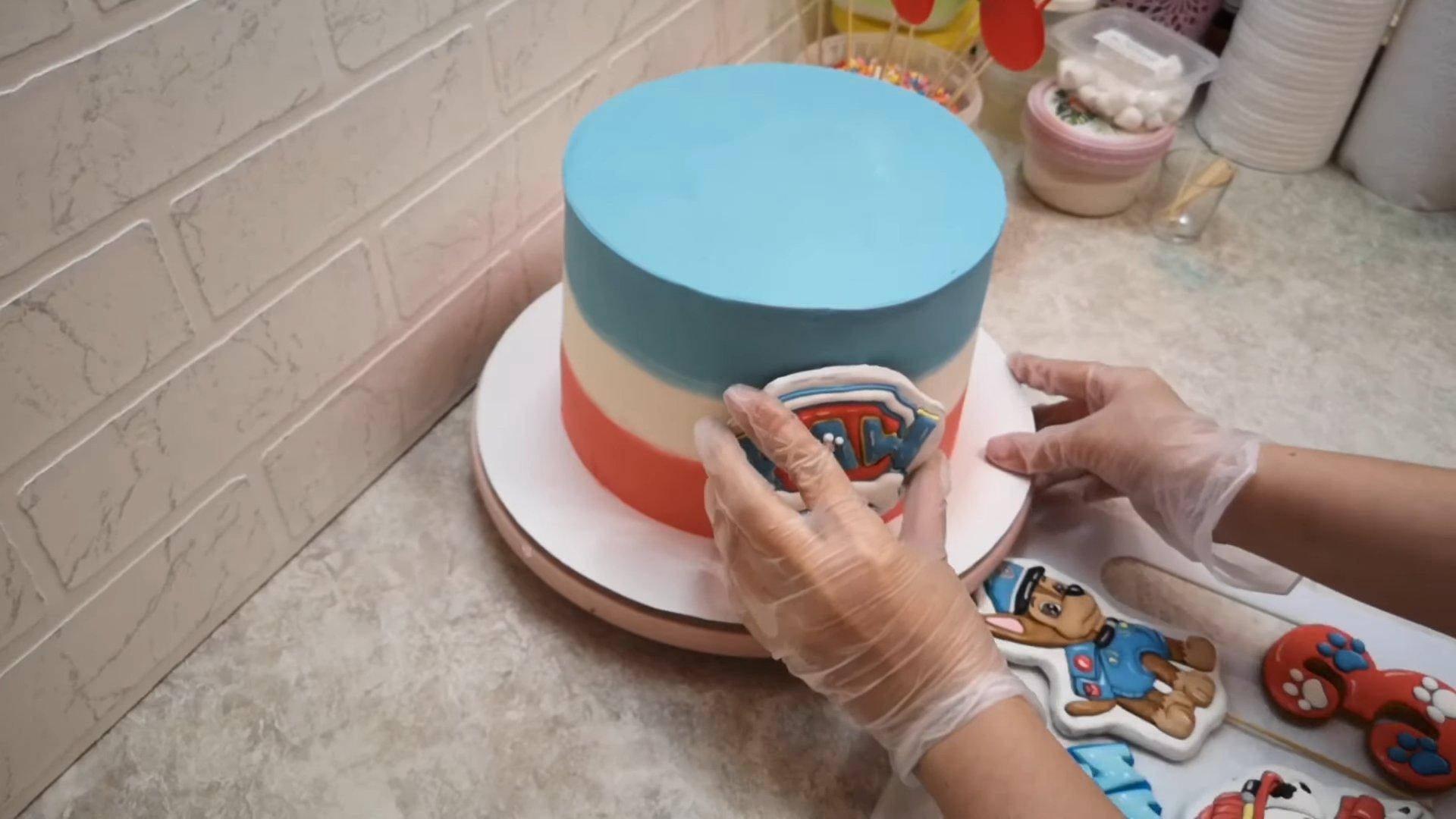 كيفية تثبيت بسكويت الزنجبيل على الكعكة - الصورة 6