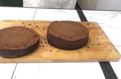 كعكة إسفنجية بالشوكولاتة مع الكريمة الحامضة - الخطوة 10