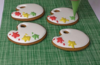 تزيين خبز الزنجبيل بالكريمة - صورة