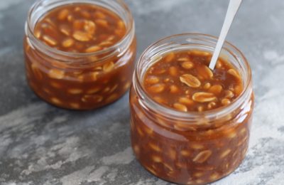 صورة كعكة سنيكرز بالكراميل