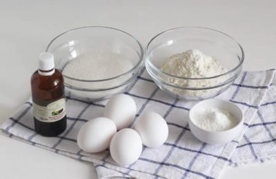 صورة لكعكة إسفنجية بالفانيليا