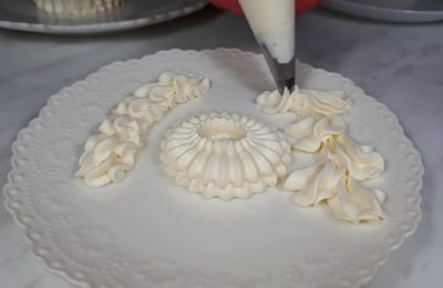 كريمة لكعكة إسفنجية بالشوكولاتة - صورة