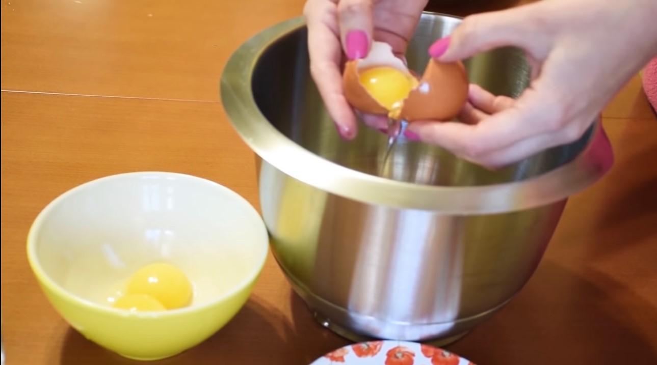 Opskrift på tynd svampekage - Trin 1