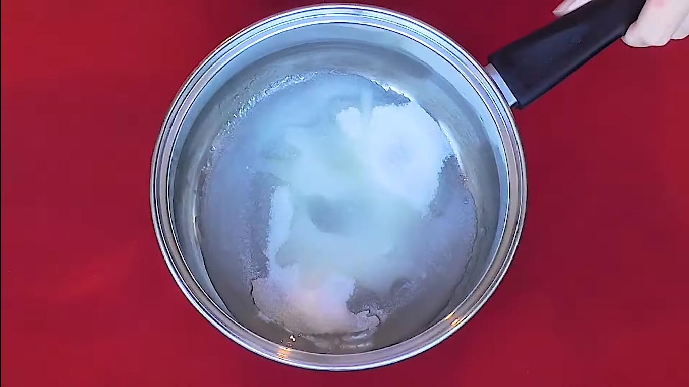 وصفة - كراميل الحليب المنزلي لكعكة سنيكرز - الخطوة 3