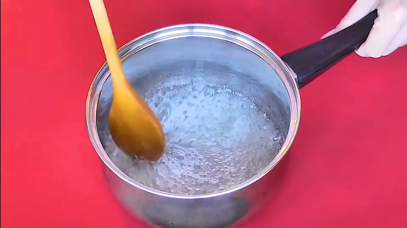 وصفة - كراميل الحليب المنزلي لكعكة سنيكرز - الخطوة 4