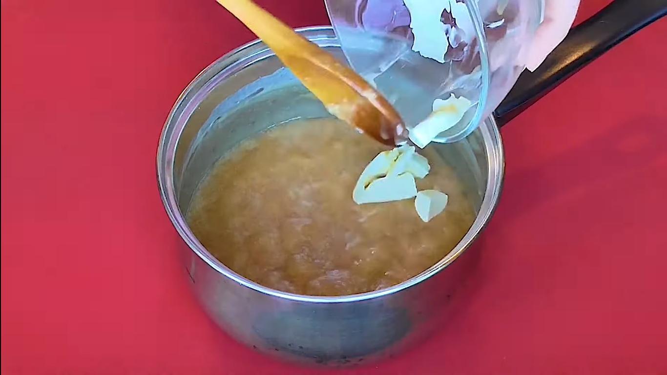 وصفة - كراميل الحليب المنزلي لكعكة سنيكرز - الخطوة 7