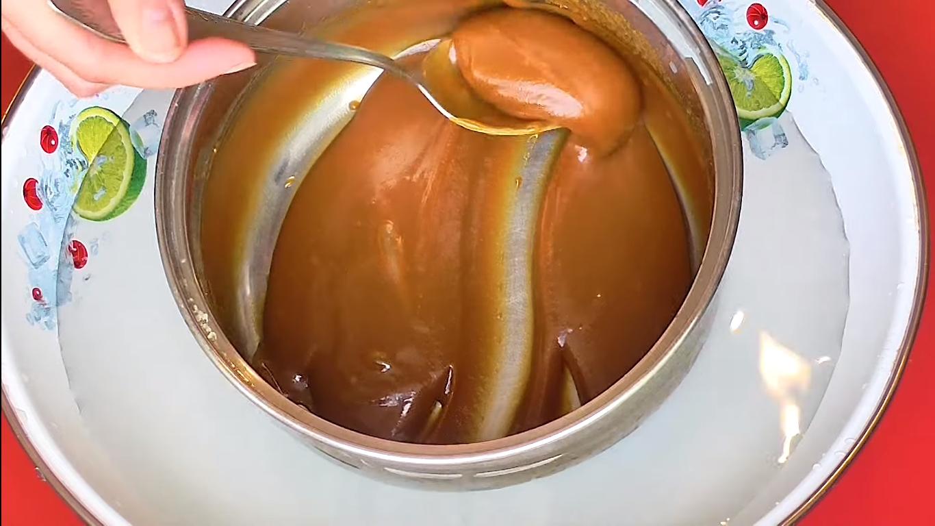 وصفة - كراميل الحليب المنزلي لكعكة سنيكرز - الخطوة 9