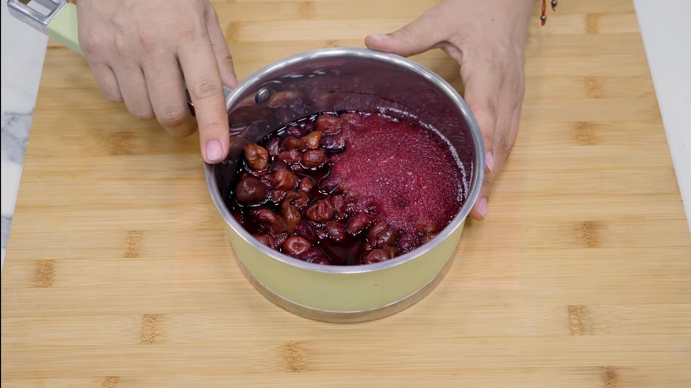 وصفة - كريمة تزيين الكيك الإسفنجي بالشوكولاتة مع الكرز - الخطوة 1