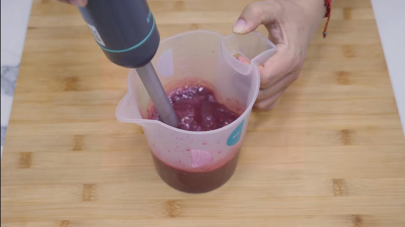 وصفة - كريمة تزيين الكيك الإسفنجي بالشوكولاتة مع الكرز - الخطوة 2