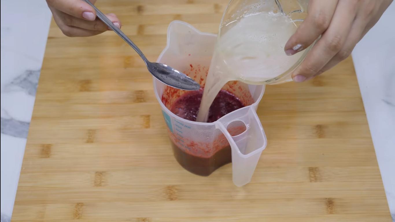 وصفة - كريمة تزيين الكيك الإسفنجي بالشوكولاتة مع الكرز - الخطوة 3