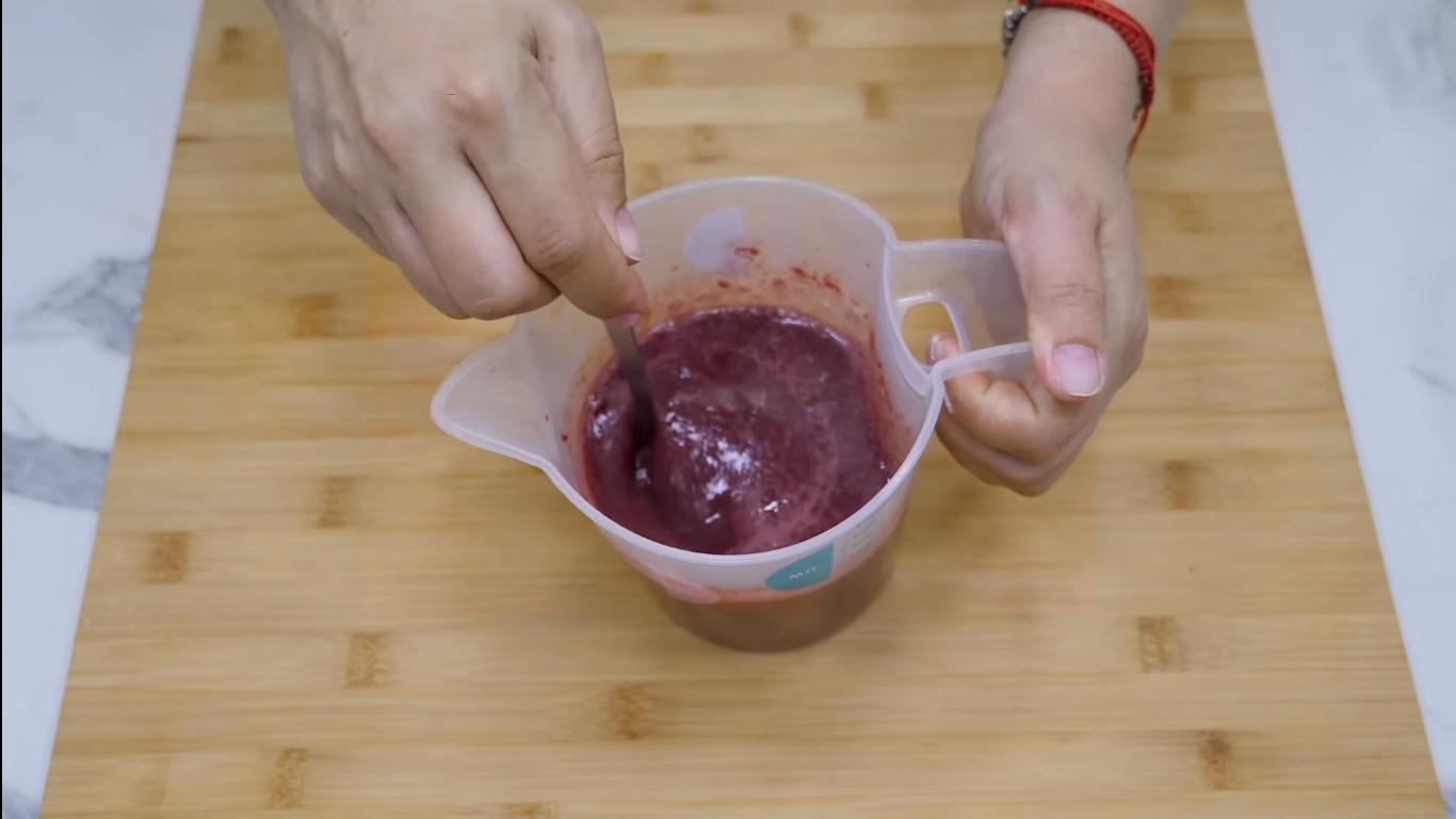 وصفة - كريمة تزيين الكيك الإسفنجي بالشوكولاتة مع الكرز - الخطوة 4