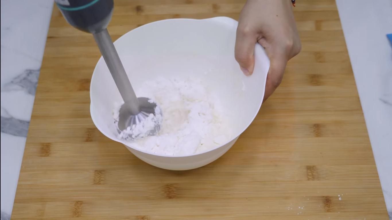 وصفة - كريمة تزيين الكيك الإسفنجي بالشوكولاتة مع الكرز - الخطوة 6