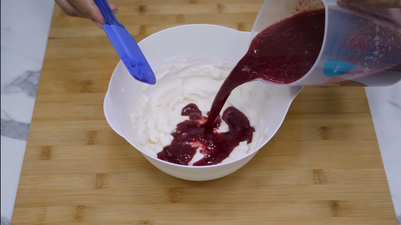 وصفة - كريمة تزيين الكيك الإسفنجي بالشوكولاتة مع الكرز - الخطوة 7