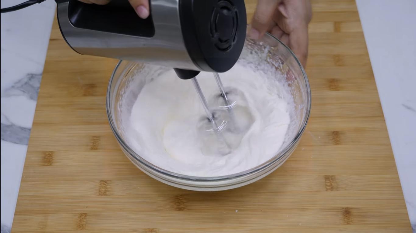 وصفة - كريمة تزيين الكيك الإسفنجي بالشوكولاتة مع الكرز - الخطوة 8