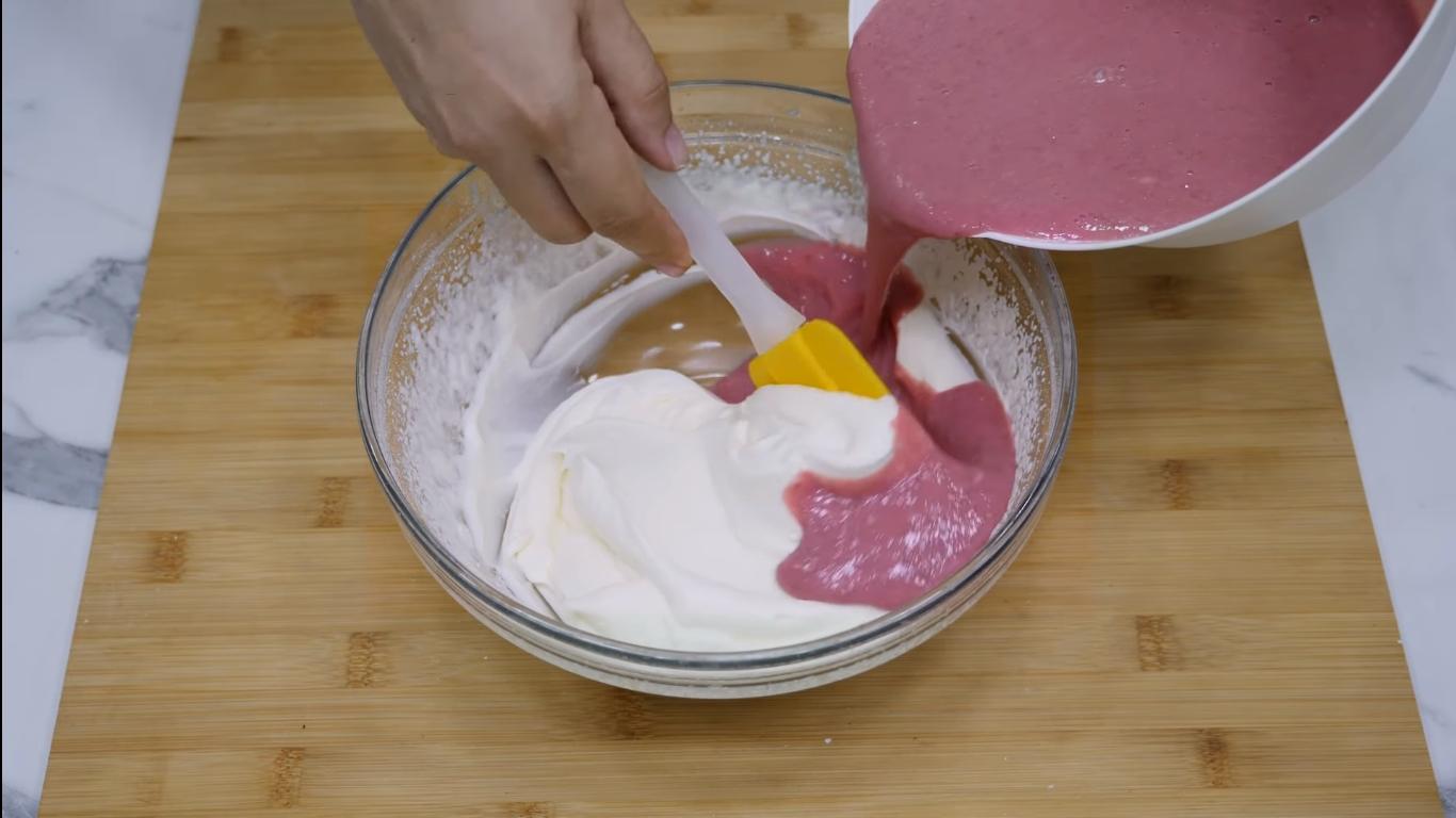 وصفة - كريمة تزيين الكيك الإسفنجي بالشوكولاتة مع الكرز - الخطوة 9