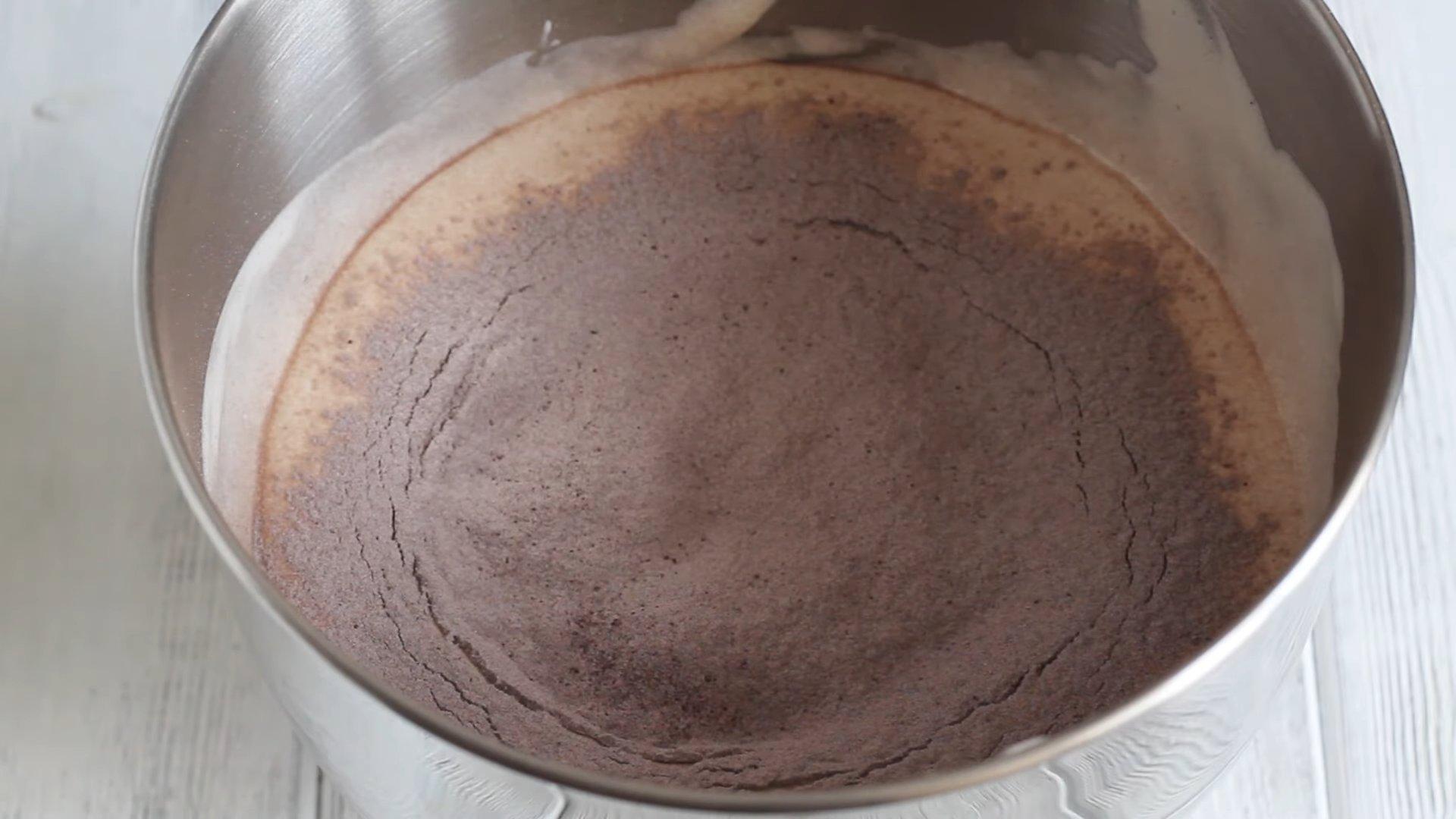 وصفة - كيكة إسفنجية بالشوكولاتة بست بيضات مع مسحوق الخبز - الخطوة 6