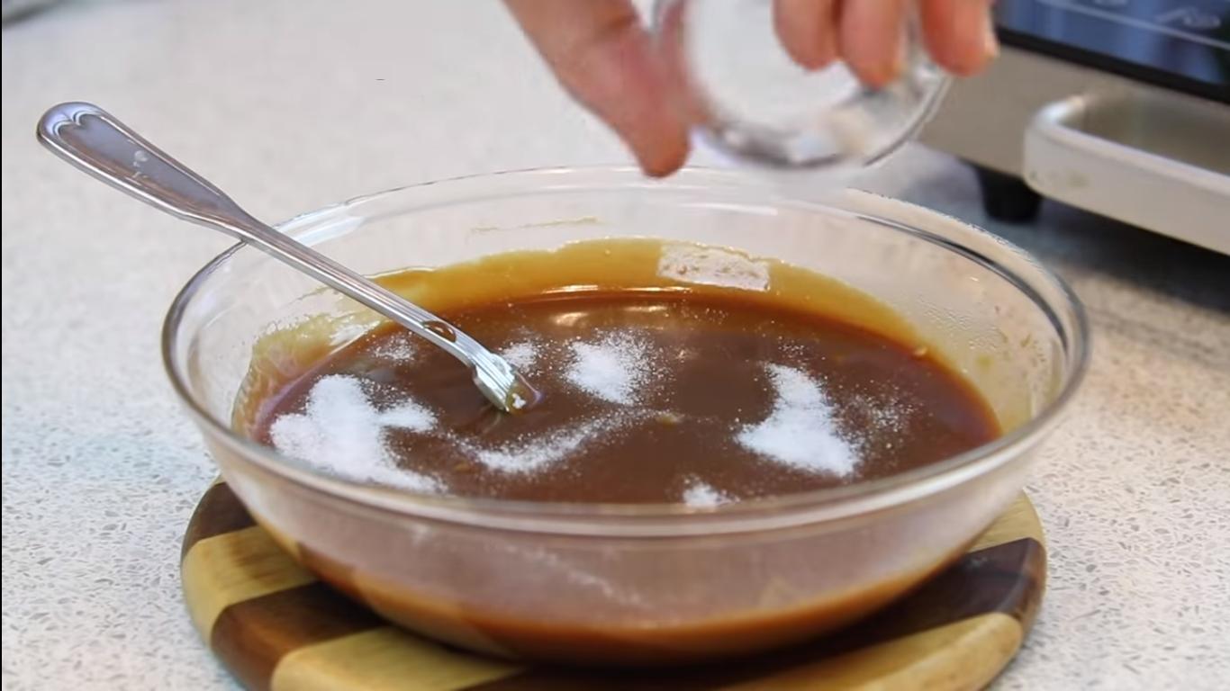 Resipi - Salted Caramel Snickers Cake - Hakbang 11