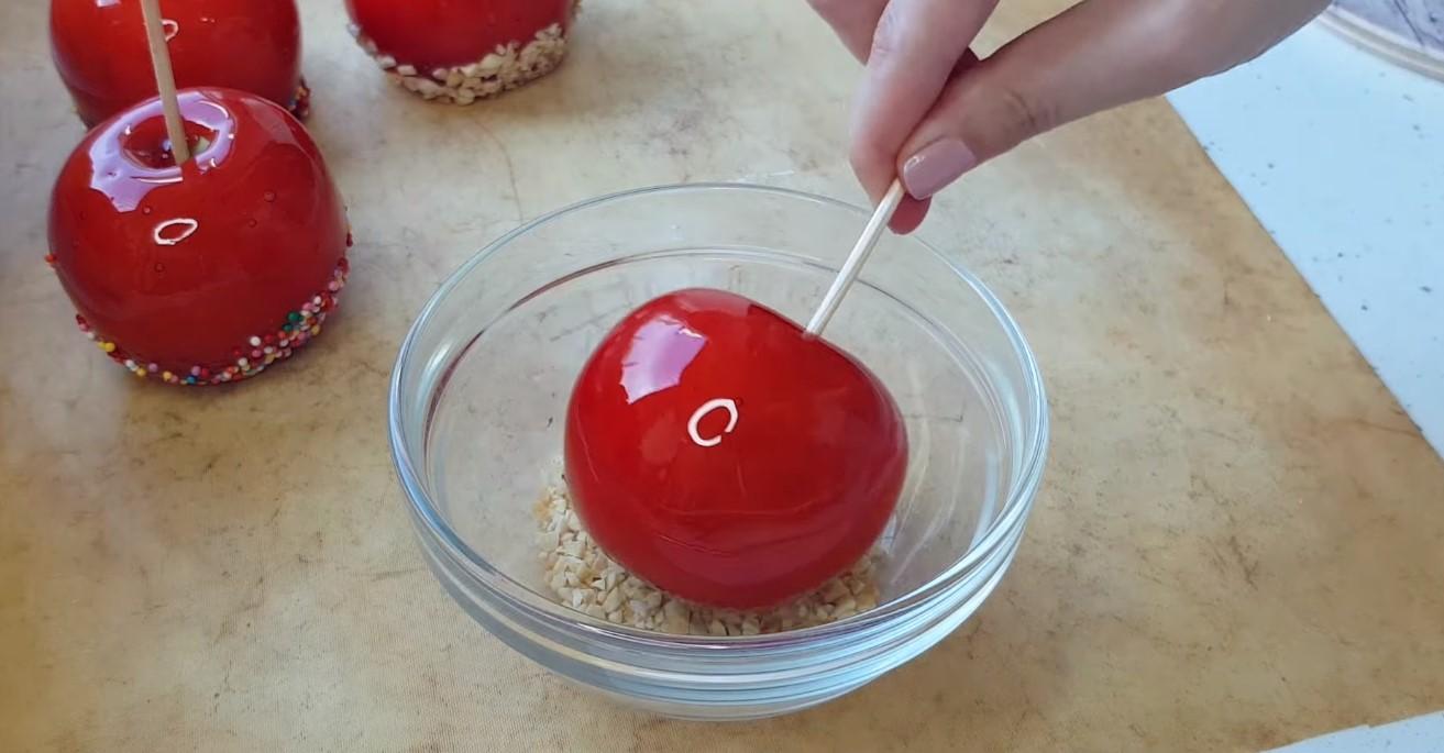 وصفة - تفاح بالكراميل على عصا - الخطوة 10