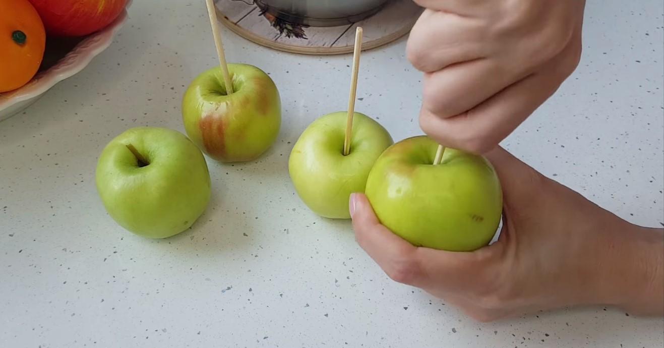 وصفة - تفاح بالكراميل على عصا - الخطوة 2