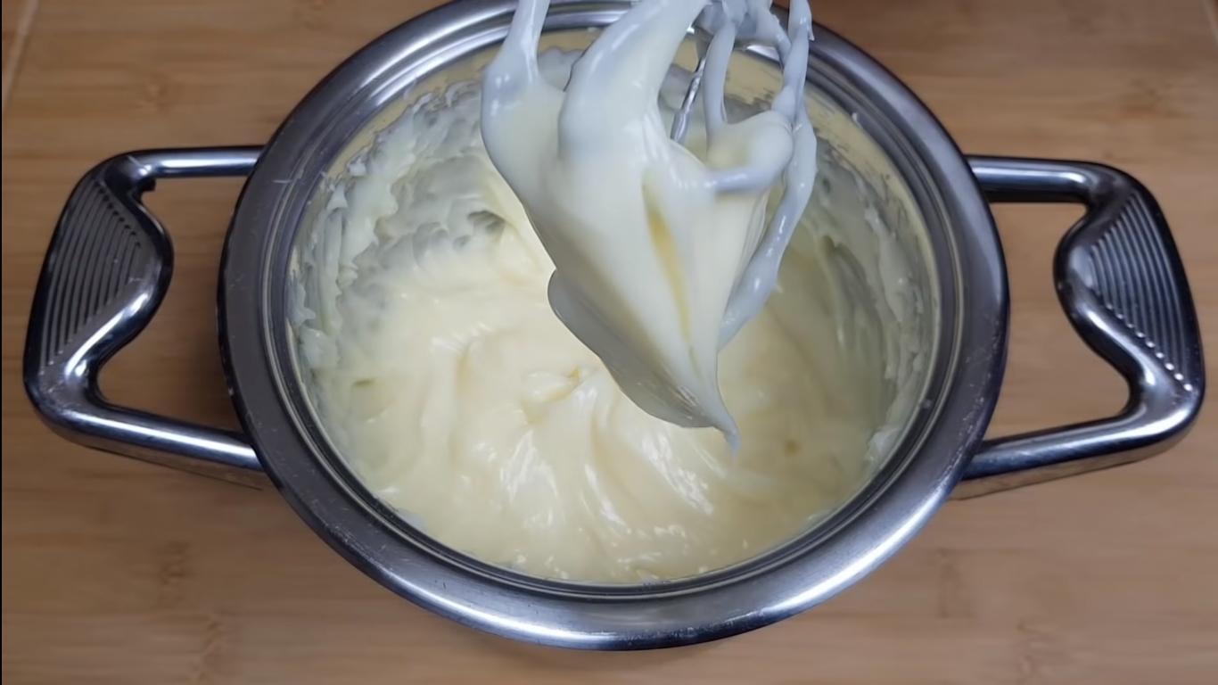 وصفة - كريمة "آيس كريم" لكعكة إسفنجية بالشوكولاتة - الخطوة 10