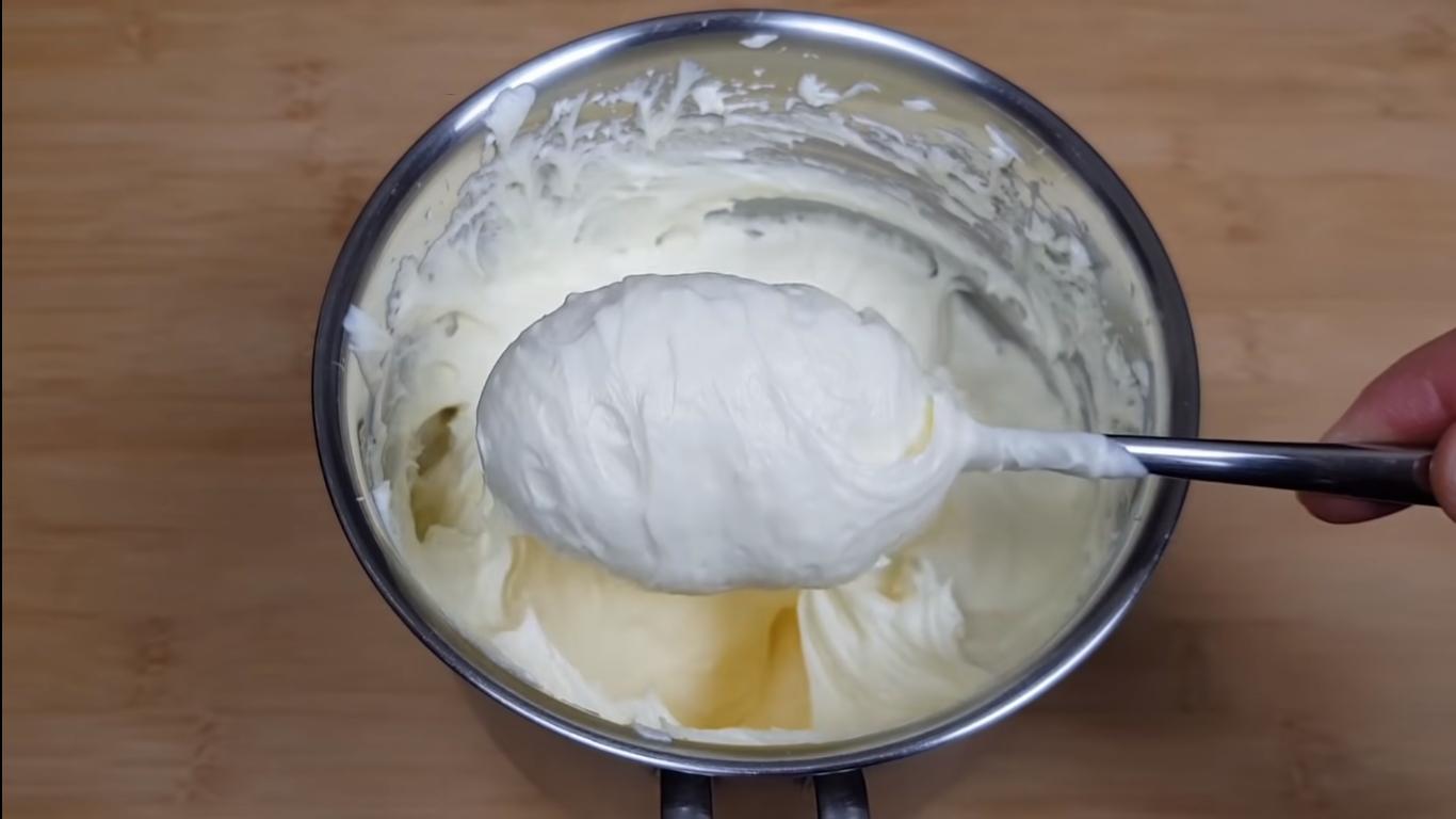 وصفة - كريمة "آيس كريم" لكعكة إسفنجية بالشوكولاتة - الخطوة 12