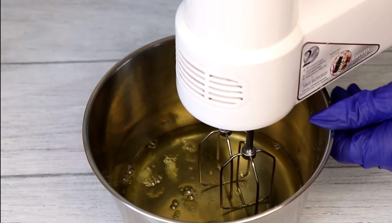 Opskrift - Japansk vaniljecreme-rullekage - Trin 5