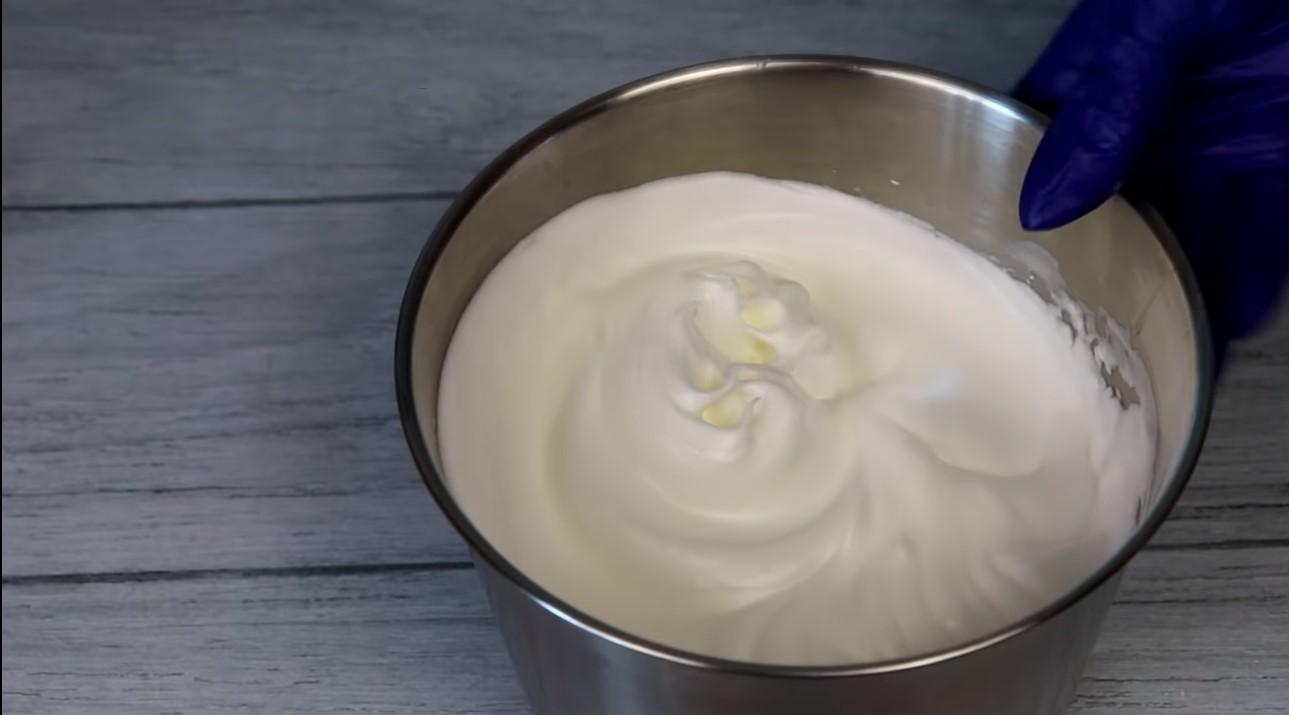 Opskrift - Japansk vaniljecreme-rullekage - Trin 6