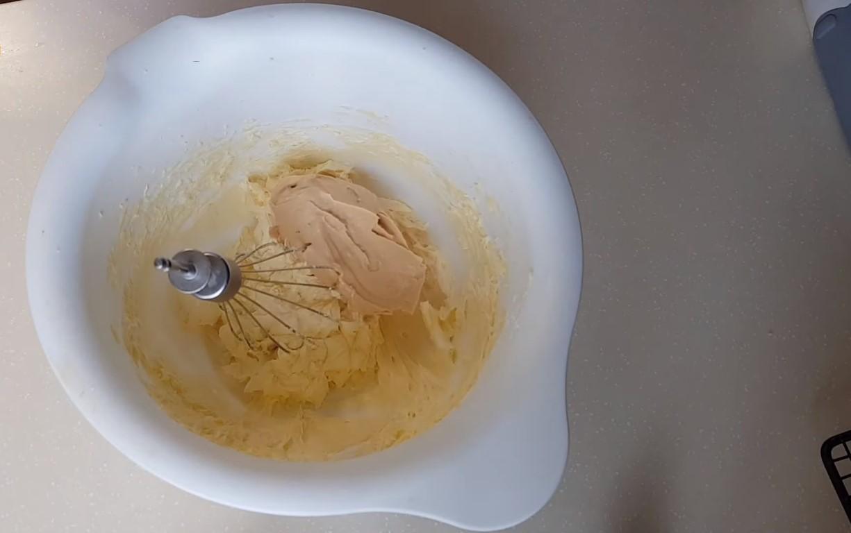 وصفة - كريمة الحليب المكثف لكعكة الشوكولاتة الإسفنجية - الخطوة 8