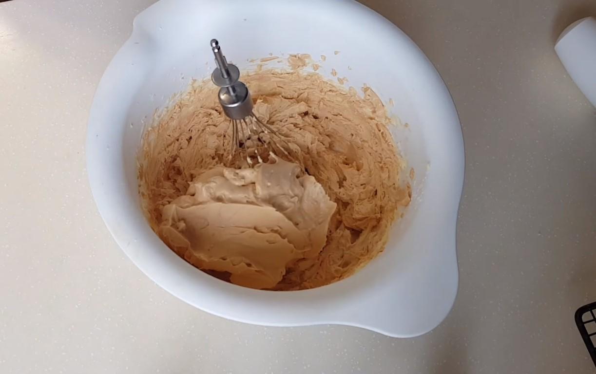 وصفة - كريمة الحليب المكثف لكعكة الشوكولاتة الإسفنجية - الخطوة 9