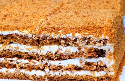 كعكة إسفنجية بالعسل هشة مخبوزة في الفرن - صورة