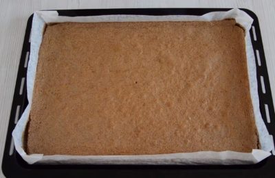 صورة لكعكة إسفنجية مخبوزة في الفرن