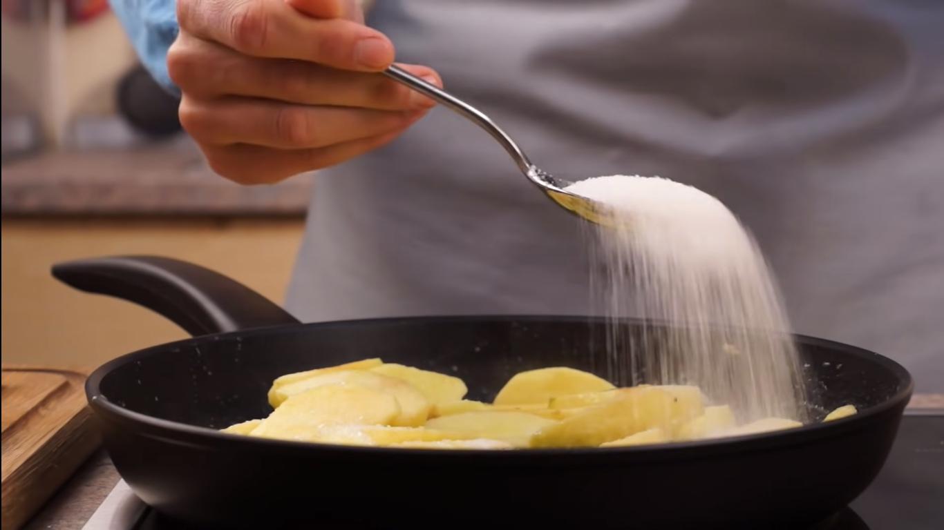 وصفة - تفاح مكرمل في صينية شارلوت - الخطوة 6