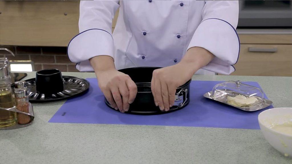 كيفية تجميع وفتح قالب الكيك ذي القاعدة المتحركة - الصورة 2