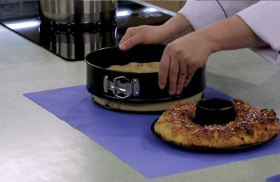 كيفية استخدام قالب الكيك ذي القاعدة المتحركة - صورة