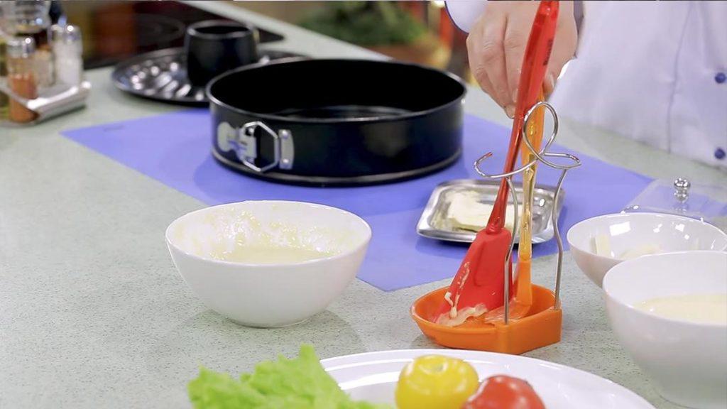 كيفية تبطين قالب الكيك الإسفنجي بورق الزبدة - الطريقة الأولى - الصورة الأولى