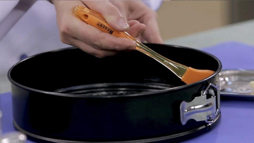 كيفية تبطين قالب الكيك الإسفنجي بورق الزبدة - الطريقة الأولى - الصورة الثانية