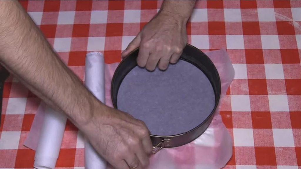 كيفية تبطين قالب الكيك الإسفنجي بورق الزبدة - الطريقة الثانية - الصورة الثانية