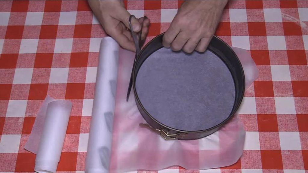 كيفية تبطين قالب الكيك الإسفنجي بورق الزبدة - الطريقة الثانية - الصورة الثالثة