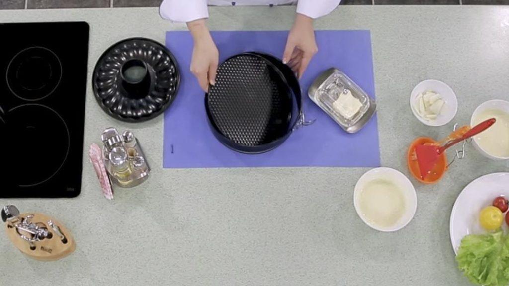 كيفية تجميع وفتح قالب الكيك ذي القاعدة المتحركة - الصورة 1