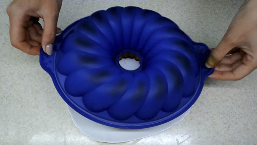 كيفية إخراج المخبوزات من قالب السيليكون - صورة