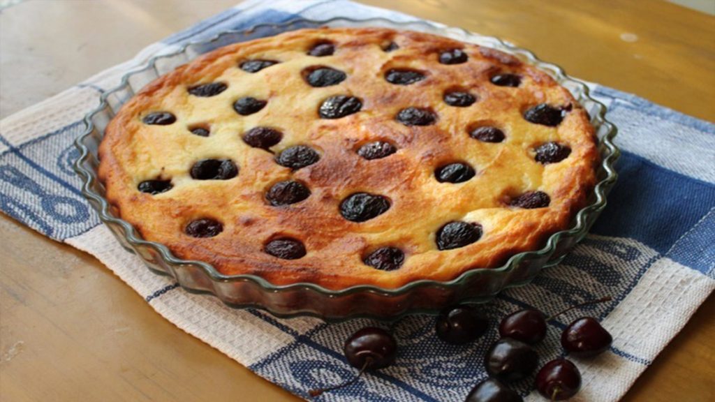 كيفية إخراج المخبوزات من صينية زجاجية - صورة