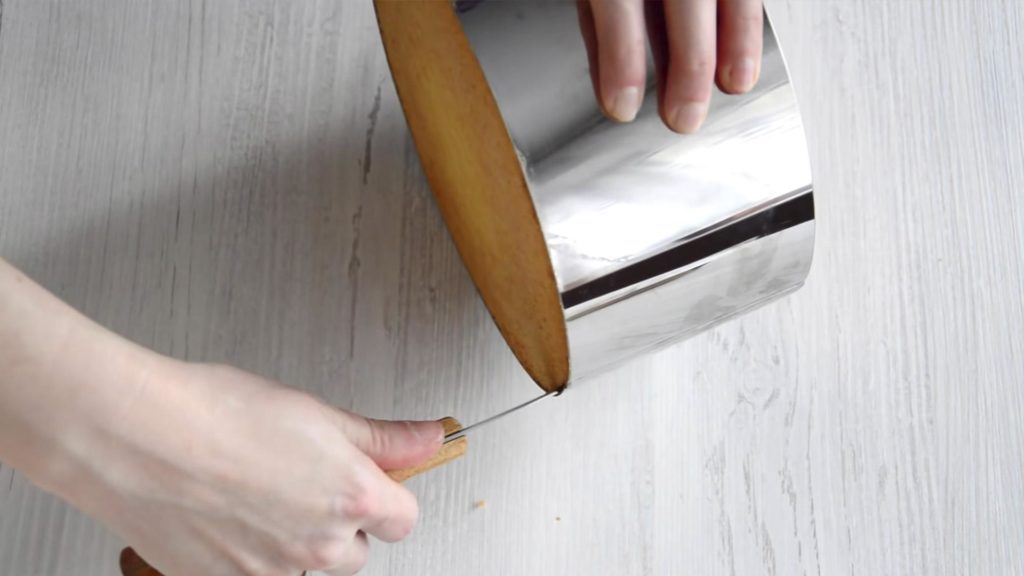 كيفية إخراج المخبوزات من قالب الكيك ذي القاعدة المتحركة - صورة