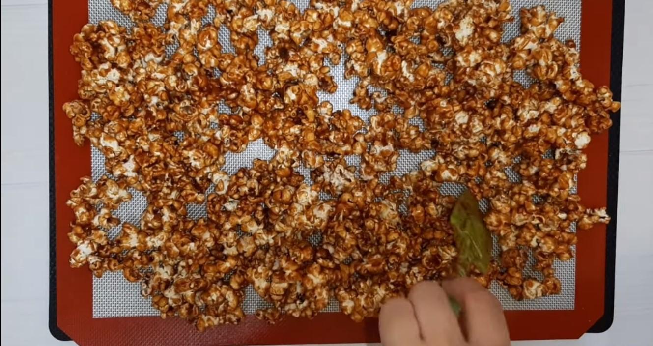 Recipe - Skillet Popcorn na may Sugar Caramel - Hakbang 11